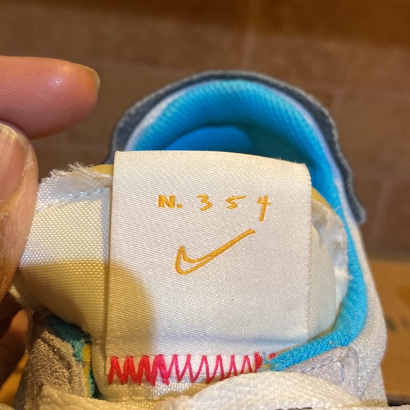 Nike size 8.5 sneakers good condition - Picture 4 of 5